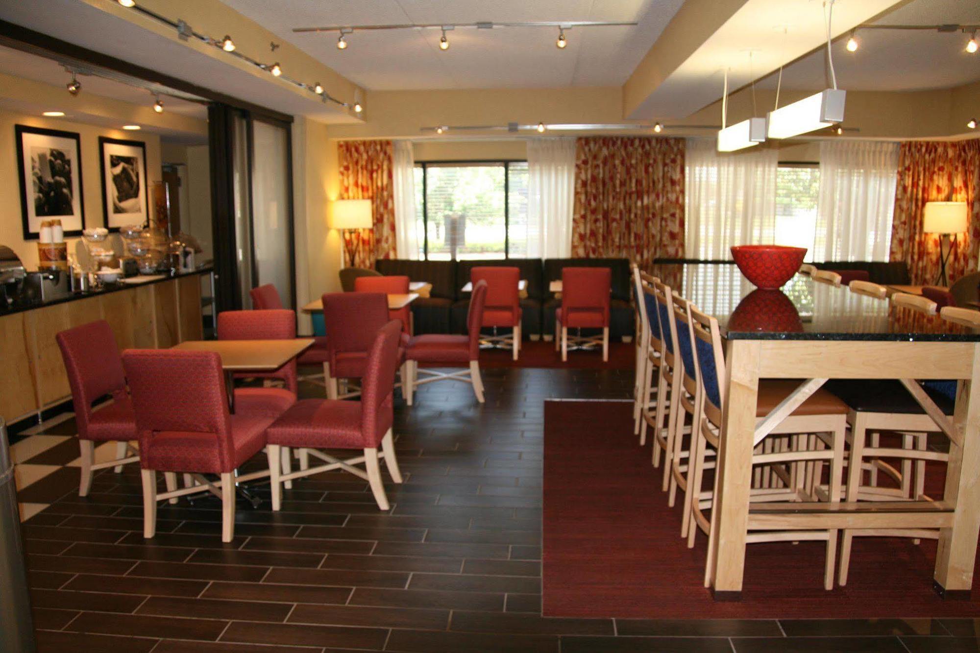 Hampton Inn Louisville Airport Fair/Expo Center Restoran gambar